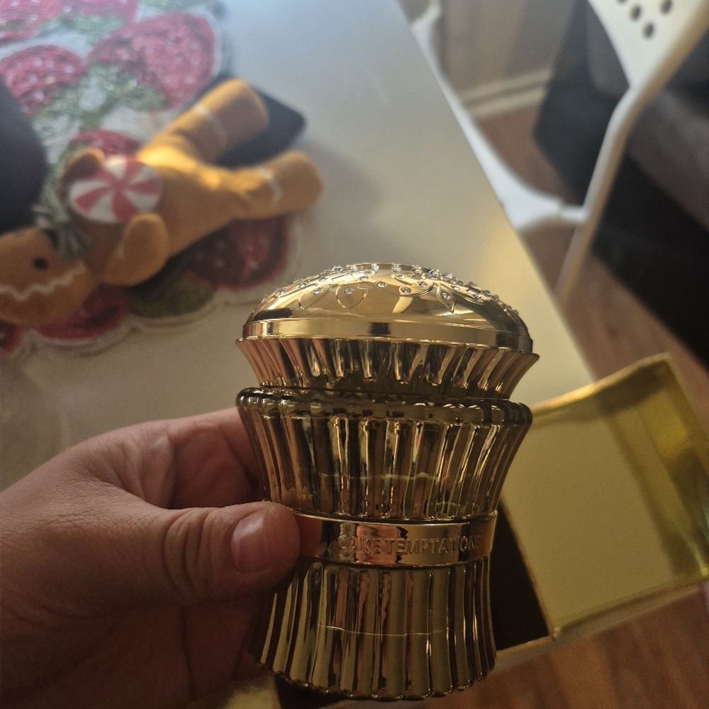 Cake Temptation Gold Gift Box - Picture 3 of 5